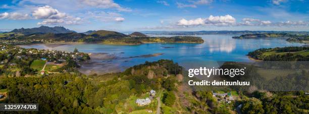 whangarei encabeza la vista aérea del campo en whangarei, nueva zelanda - whangarei heads fotografías e imágenes de stock