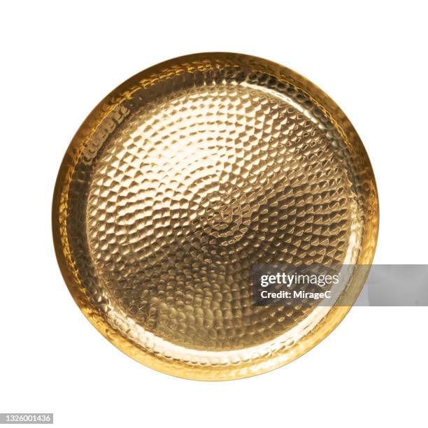 gold colored empty plate isolated on white - teller von oben leer stock-fotos und bilder