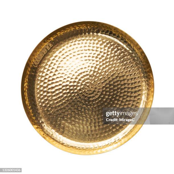 gold colored empty plate isolated on white - square plate 個照片及圖片檔