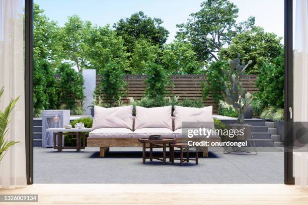 patio con sofá, mesa de centro, planta de cactus y fondo con vista al jardín. - terrace garden fotografías e imágenes de stock