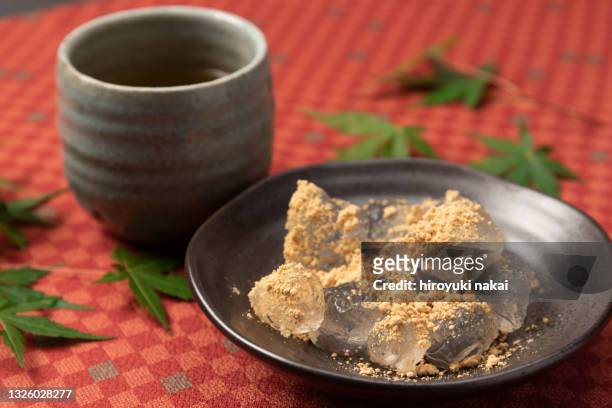 warabi mochi (rice cake - dango dumpling stock-fotos und bilder