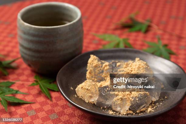 warabi mochi (rice cake - kinako fotografías e imágenes de stock