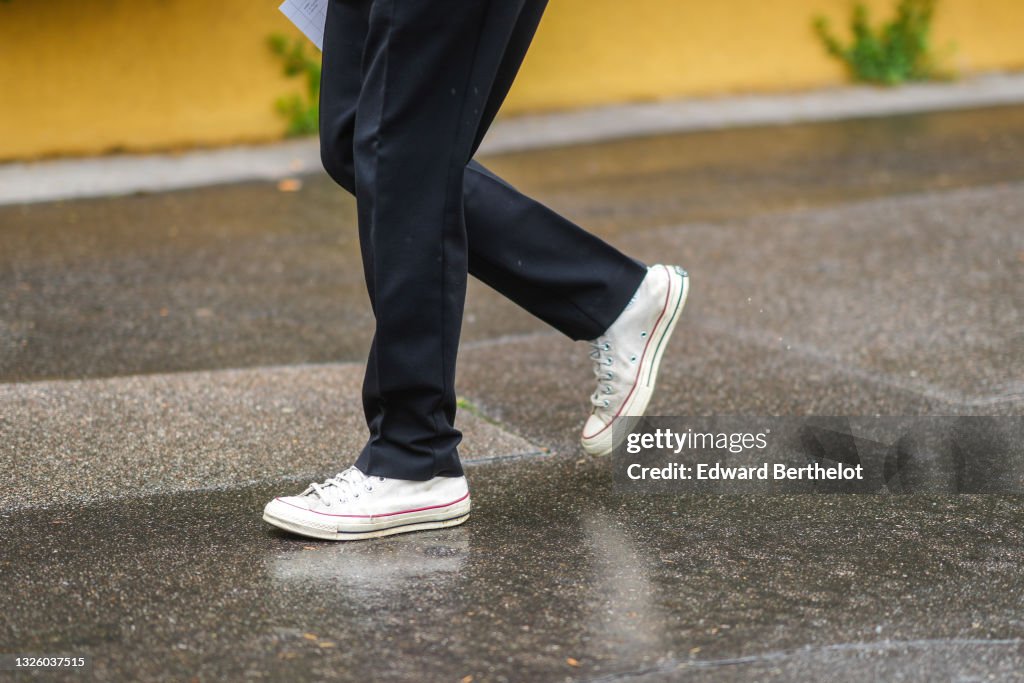 A guest wears black suit pants, white sneakers from Converse All... Photo  d'actualité - Getty Images