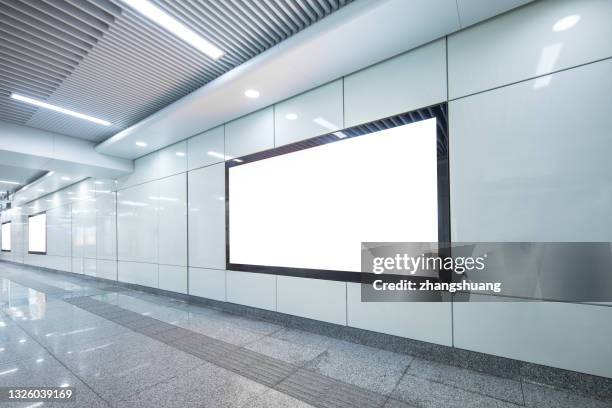 subway advertising light box - estación de metro fotografías e imágenes de stock