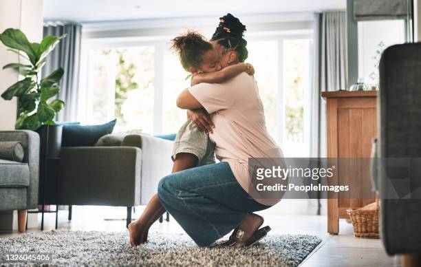 Schuss einer Mutter und eines Kindes, die sich zu Hause umarmen