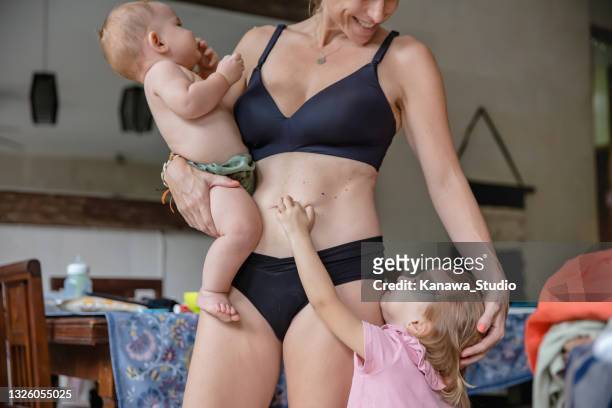 niña en busca de la atención de su ajetreada madre - girls in bras photos fotografías e imágenes de stock
