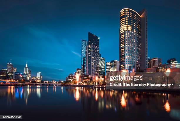 melbourne city and yarra river at dusk - river yarra stock pictures, royalty-free photos & images