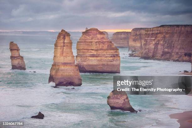 the apostles, great ocean road, victoria, australia - the twelve apostles australische kalksteinfelsen stock-fotos und bilder
