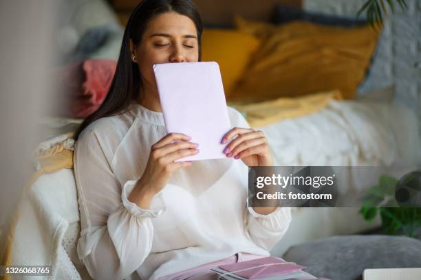 souvenirs d’une personne dont elle a reçu la lettre - odorat photos et images de collection