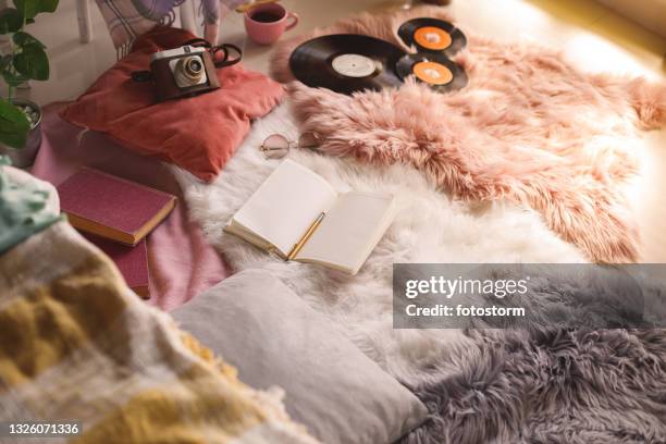 女性の寝室の床の居心地の良いコーナー - lp music ストックフォトと画像