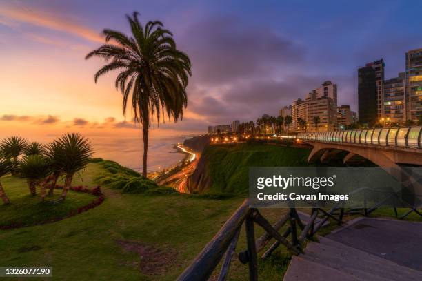 saying goodbye to the day in front of the villena bridge in miraflores, lima. - peru ストックフォトと画像