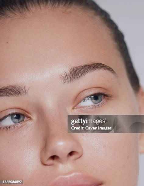 young beautiful woman with clean fresh skin close up - white background - fermé photos et images de collection