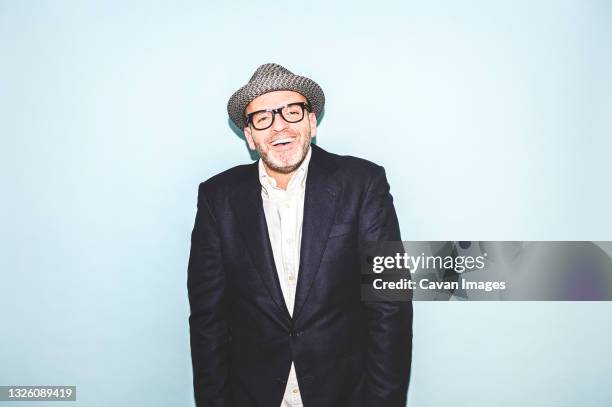 portrait of attractive smiling man in hat. - éclairage au flash photos et images de collection