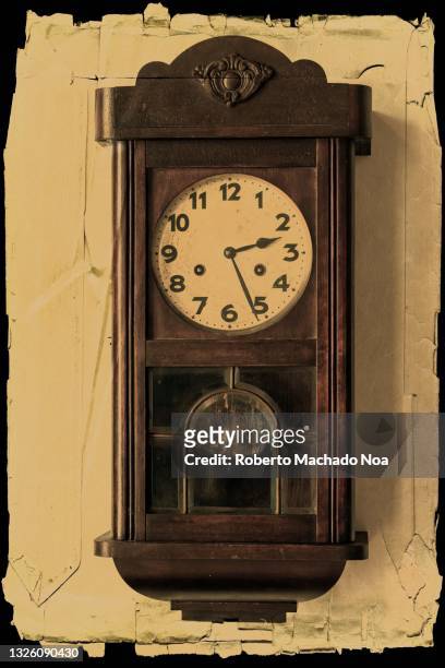 vintage colonial style wall clock - wanduhr stock-fotos und bilder