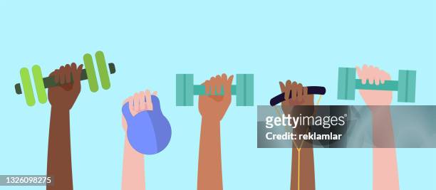 sportübung web-banner-konzept, menschliche hände halten trainingsgeräte wie hanteln, zeit zum fitness-training und gesunder lebensstil, flache vektorillustration, gesundes lebenskonzept. - weight stock-grafiken, -clipart, -cartoons und -symbole