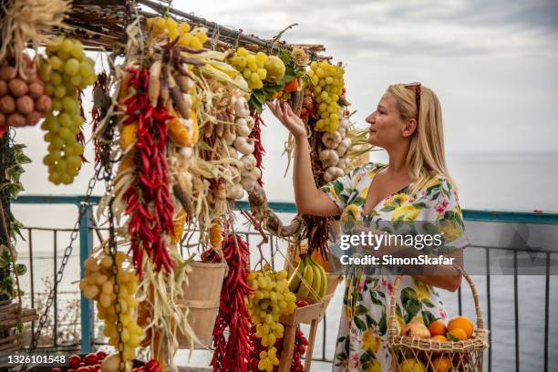 jeune femme choisissant des fruits frais - sorrento italy photos et images de collection