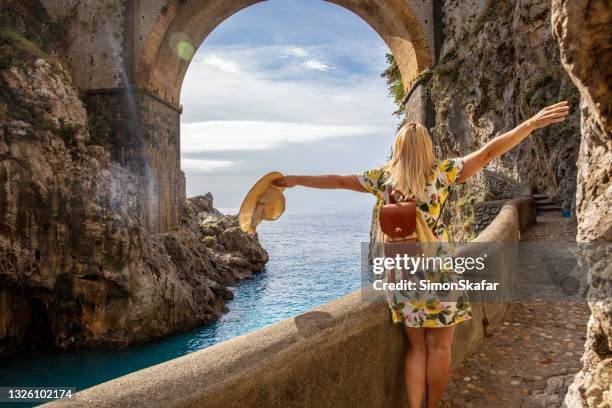 mujer disfrutando de la vista del puente fiordo di furore - amalfi fotografías e imágenes de stock