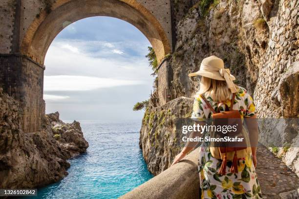 femme au célèbre pont fiordo di furore, amalfi, italie - sorrento italy photos et images de collection