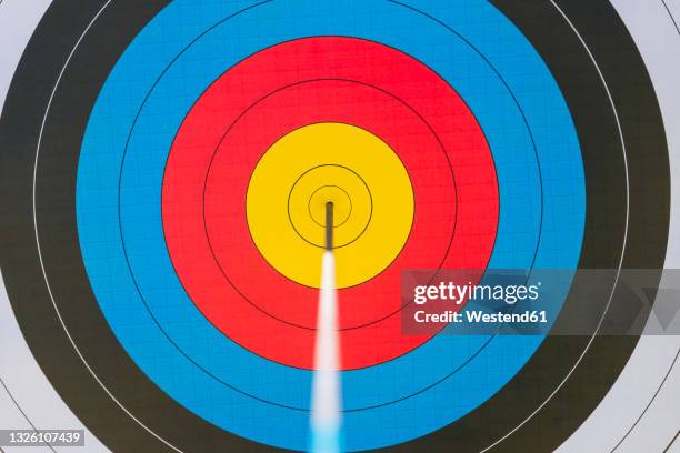 archery target with arrow in bull's eye - bull's eye stock pictures, royalty-free photos & images