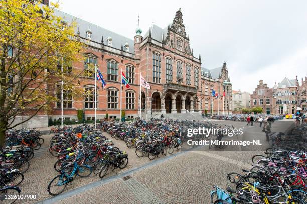 hauptgebäude der universität groningen - groningen city stock-fotos und bilder