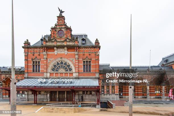 main railway station in groningen - groningen stad stockfoto's en -beelden