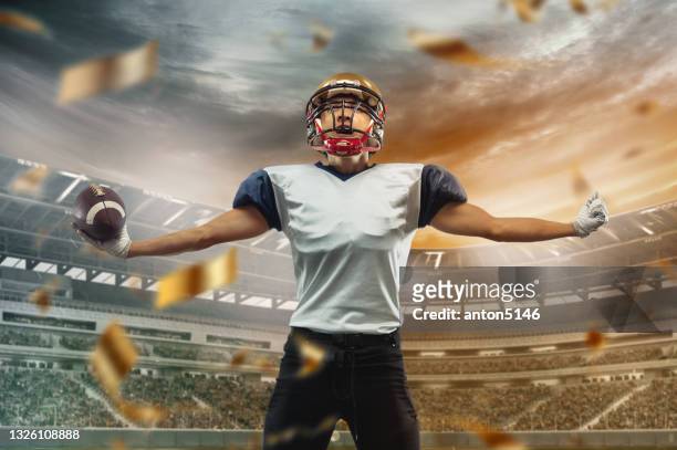 professioneller american-football-spieler in bewegung, aktion während des spiels im stadion. - quarterback stock-fotos und bilder