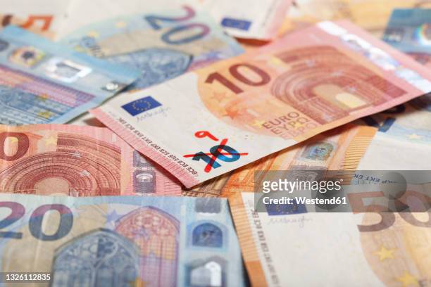 ten euro banknote with number 9 written on it symbolizing devaluation of currency - inflation euro stockfoto's en -beelden