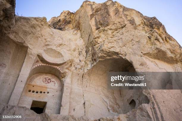 turkey,nevsehirprovince, goreme, collapsing wall of goreme open air museum - göreme stock-fotos und bilder