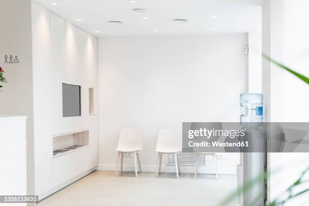 empty chairs in waiting room of medical clinic - krankenhaus niemand stock-fotos und bilder