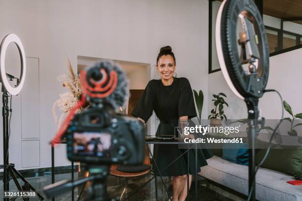 businesswoman vlogging at office - blog photos et images de collection