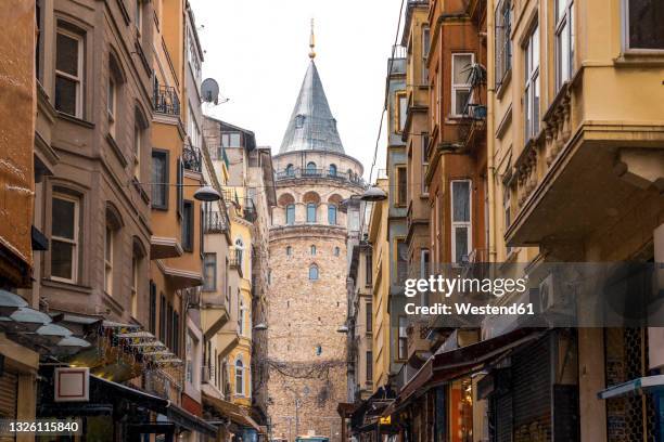 turkey, istanbul, rows of houses in front of galata tower - galata tower stock-fotos und bilder