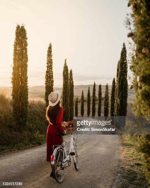 young girl with vintage bicycle - toscana imagens e fotografias de stock