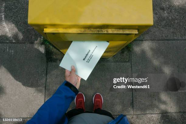 man putting ballot letter in mailbox - mailbox foto e immagini stock