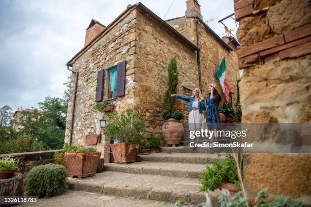 donne eleganti che ammirano la vista - rustic foto e immagini stock