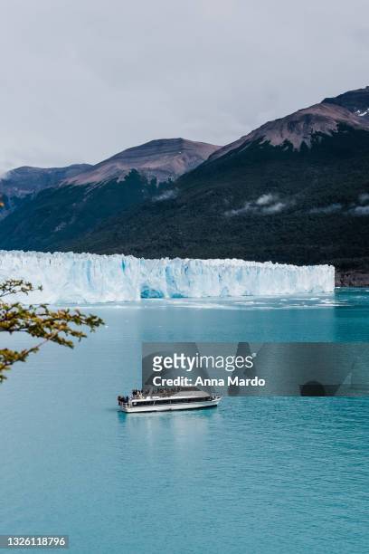 view of the perito moreno glacier with tourist boat - internationaal monument stockfoto's en -beelden