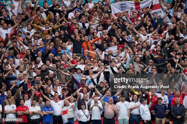 Engerland England Football National Anthem Photos and Premium High Res Pictures ...