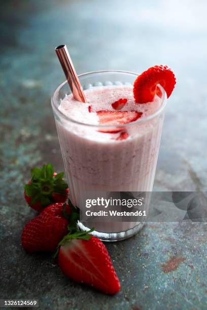 fresh strawberries and glassof strawberry smoothie - batido de fresa fotografías e imágenes de stock