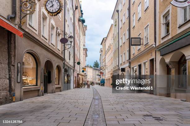 austria, salzburg state, salzburg, shops along historic getreidegasse street - saltzburg stock pictures, royalty-free photos & images