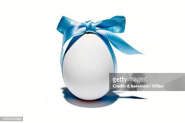 egg and bow,sicily,italy - strijkstok stockfoto's en -beelden