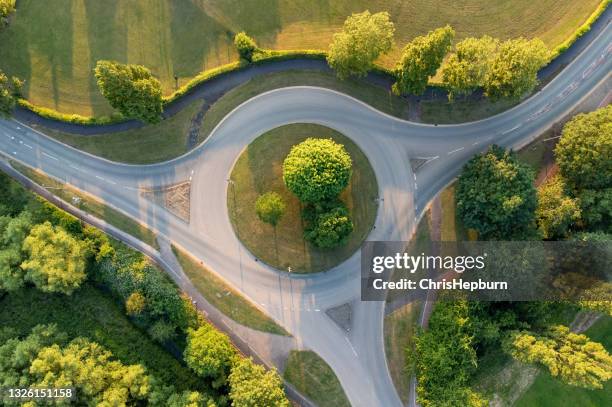 luftaufnahme über einem kreisverkehr in england, uk - kreisverkehr stock-fotos und bilder