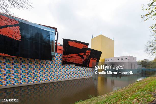 groninger museum pavilions over water - groningen stad stockfoto's en -beelden