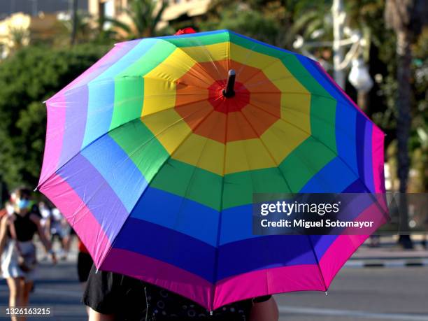 lgbt pride parade - regenbogenfahne stock-fotos und bilder