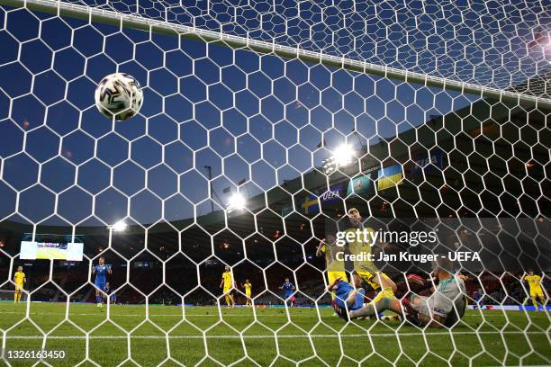 Filip Helander and Robin Olsen of Sweden look dejected after the Ukraine second goal scored by Artem Dovbyk during the UEFA Euro 2020 Championship...