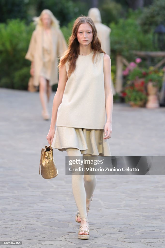 Max Mara Resort 2022 Collection Show - Runway