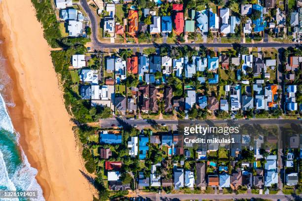 coastal suburb overhead perspective roof tops - 大型房屋建設 個照片及圖片檔