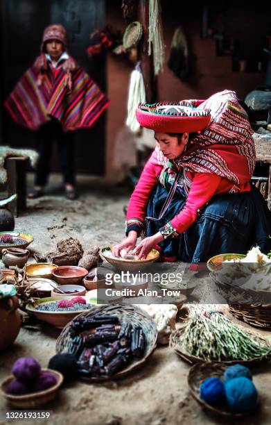 inca traditional women indossa abiti tradizionali e si prepara per una giornata di lavoro tessile tradizionale - cuzco foto e immagini stock
