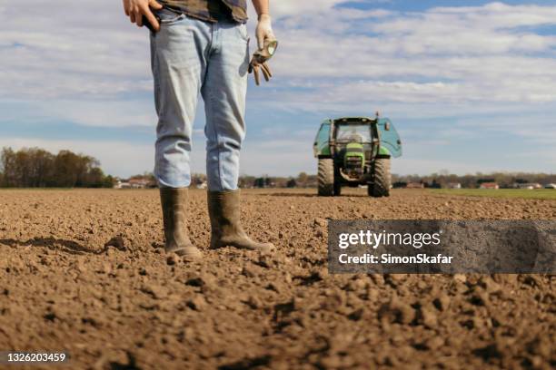 農民の足の低角度ショット - dry ストックフォトと画像