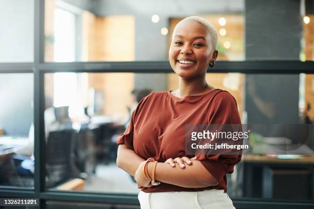 portrait d’une jeune femme d’affaires confiante travaillant dans un bureau moderne - casual happines photos et images de collection