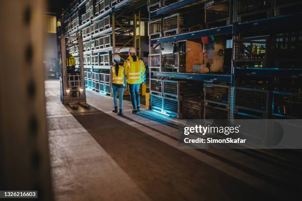 arbeiter, die im lagerraum der fabrik arbeiten - safe driving stock-fotos und bilder