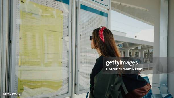 traveller looking at a map - looking at subway map stock pictures, royalty-free photos & images